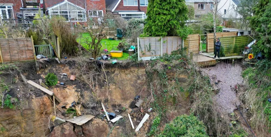 Зсув землі загрожує жителям міста Кредлі Хіт, Велика Британія, біда, руйнування будинків, житло, курйози, стихія