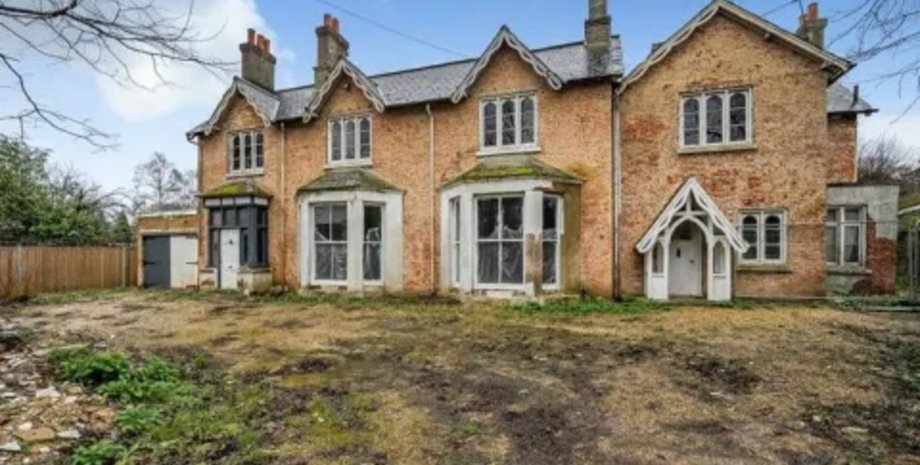 Особняк выставленный на продажу в Англии, пустой особняк, просторный особняк, тронный зал в туалете