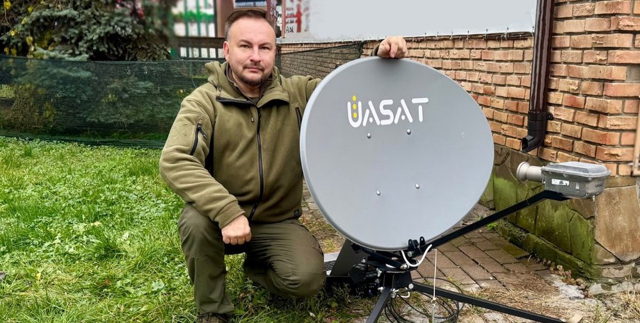Сергей Флеш со спутниковой антенной UASAT
