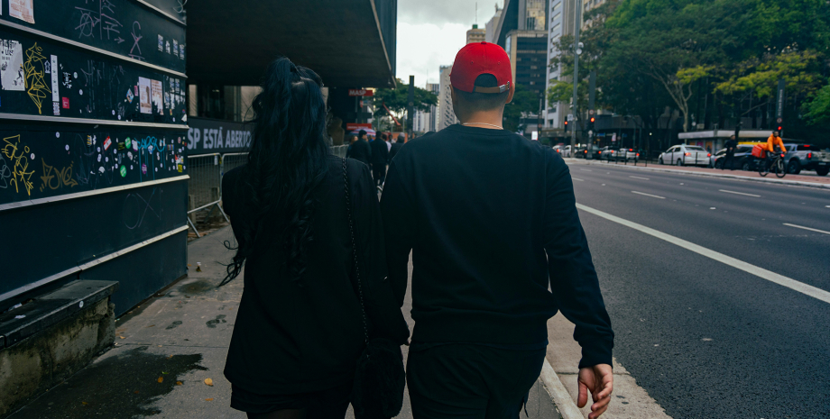 пара гуляет по городу прогулка мужчины и женщины в городе