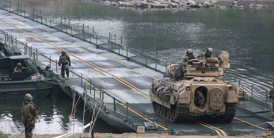 БМП "Брэдли" США на переправе
