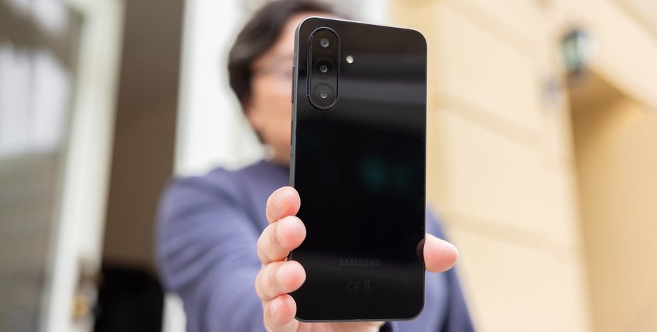 чоловік тримає смартфон Samsung Galaxy A26