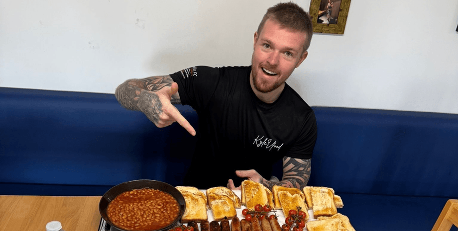 Фудблогер спробував впоратися з "сніданком-монстром" на 9000 калорій: що було в меню