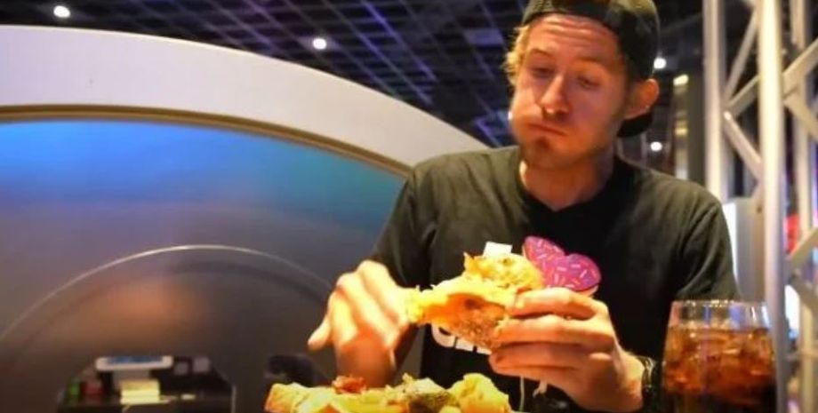 Блогер употребил 50 тысяч калорий за день, что произошло с его организмом после этого эксперимента над собой