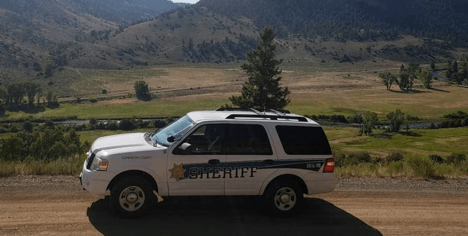 Поліцейська машина, поліція, коронер, ліс, сім'я померла в лісі, хотіли жити далеко від суспільства, пішли жити в ліс, кемпінг