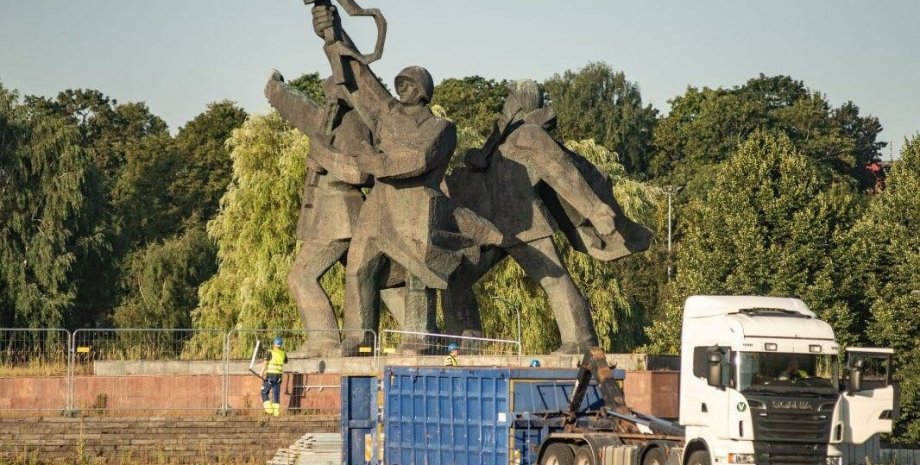 Памятник воинам-освбодителям, памятник рига, советские памятники рига