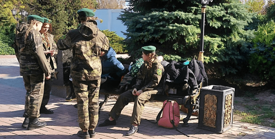Дети в военной форме русской