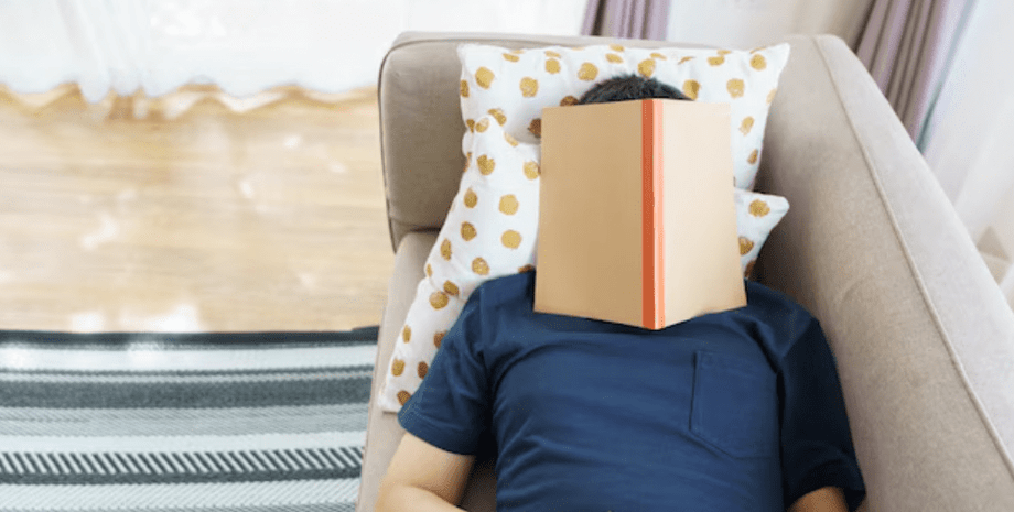 Чоловік з книгою спить