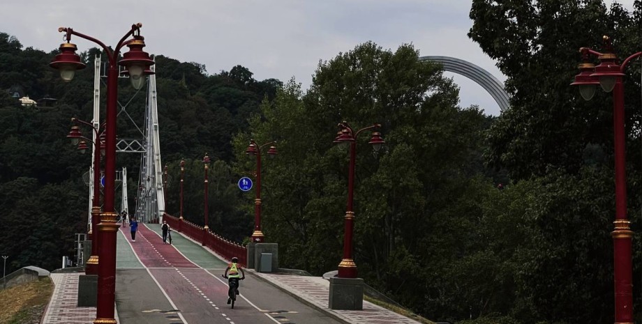 Пешеходный мост в Киеве / архивное фото Мост через Днепр