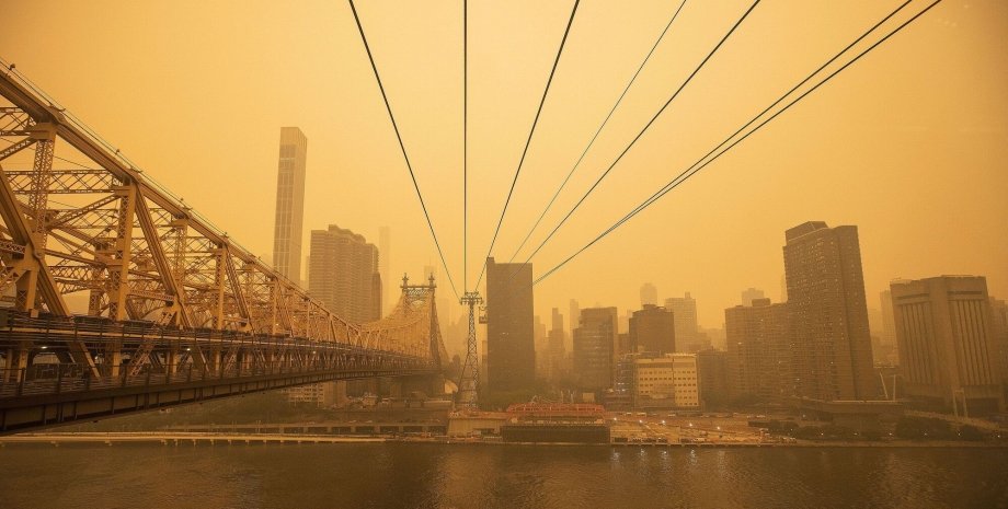 Нью-Йорк, міст, США, помаранчевий дим, смог, лісових пожеж в Канаді.