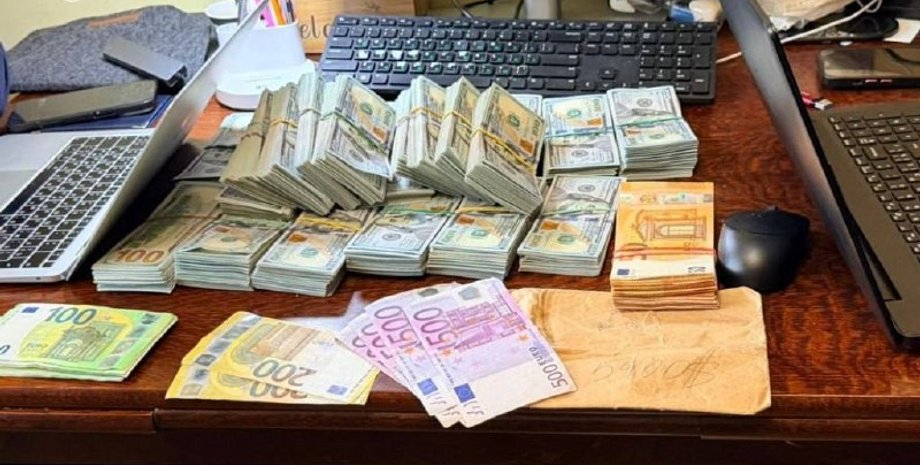 Изъятая наличность у полицейских во время обысков