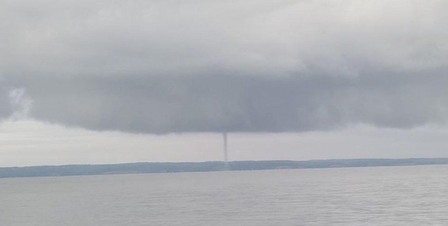 Над Кременчуцьким водосховищем пронісся рідкісний водяний смерч