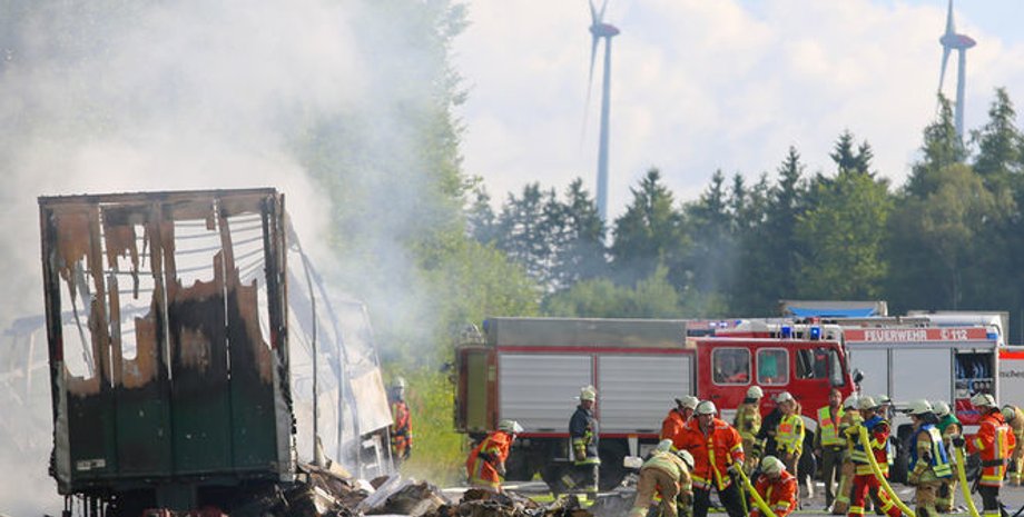 В Баварии пассажирский автобус столкнулся с грузовиком