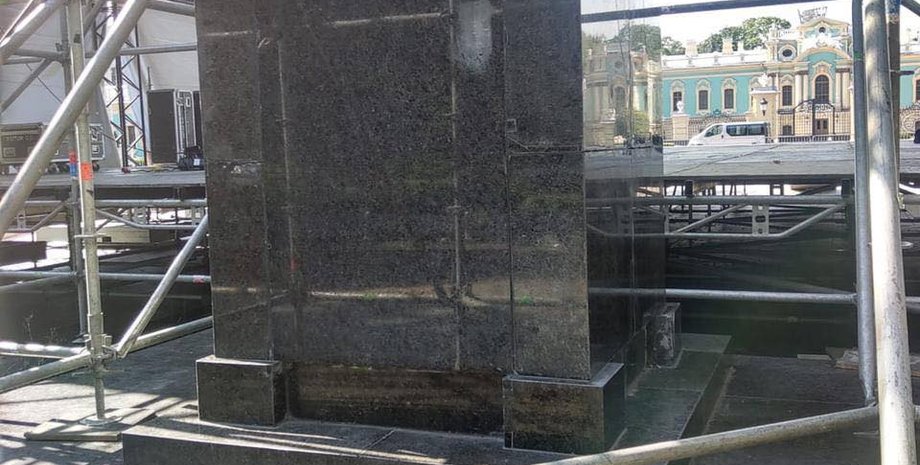 Мариинский парк, могилы