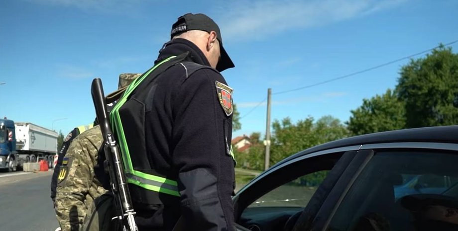 Военные и полиция на блокпосте