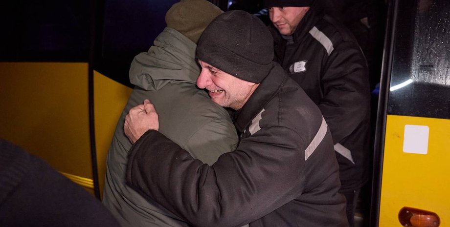 Кадр повернення українців із російського полону