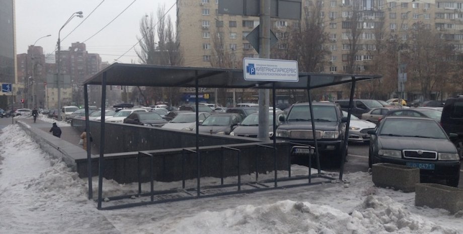 Велопаркинг возле входа в метро "Либідська" / Фото: Хмарочос