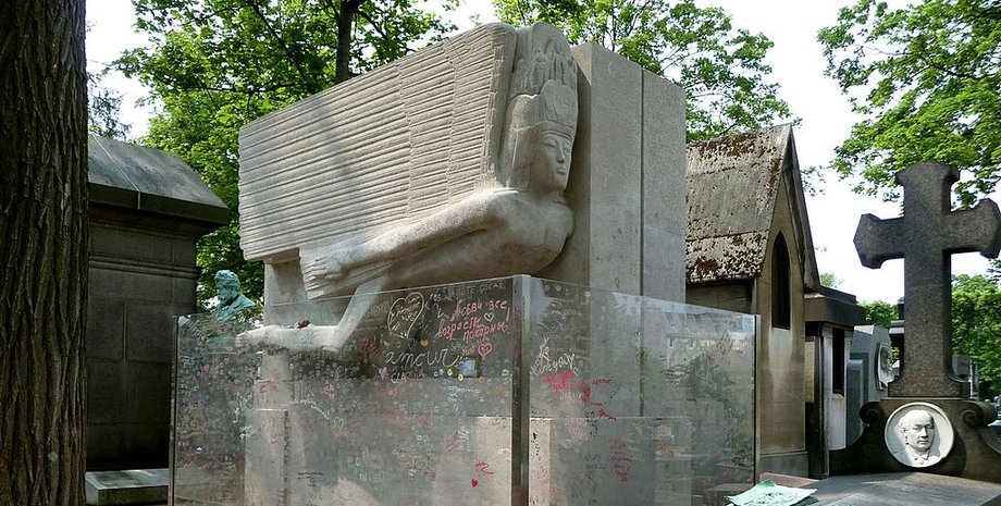 Могила Оскара Уайльда на Пер-Лашез