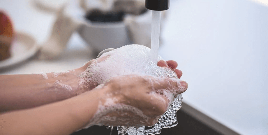 Мытье рук, мыло, жидкое мыло, пена, твердое мыло, кусок сыра, женщина мыла руки сыром, соцсети, вирусное фото