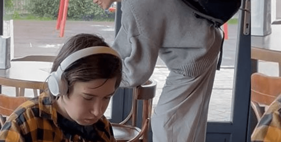 юлиан в наушниках, мальчик в наушниках, визит анджелины джоли в Украину, анджелина джоли во львовских круасанах