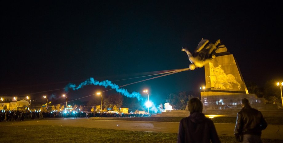 Снос памятника Ленину в Харькове / Фото: Кривой Рог информ