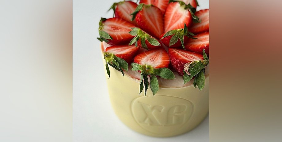 кулич на пасху, шоколадный кулич с клубникой, творожный кулич с белым шоколадом