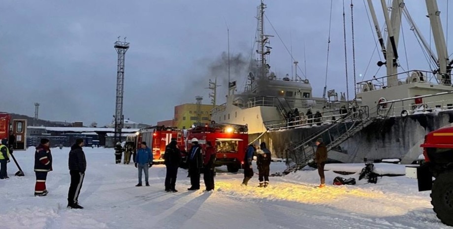 пожар на рыболвном судне в мурманске, в мурманске загорелось судно принцесса арктики, пожар на принцессе арктики