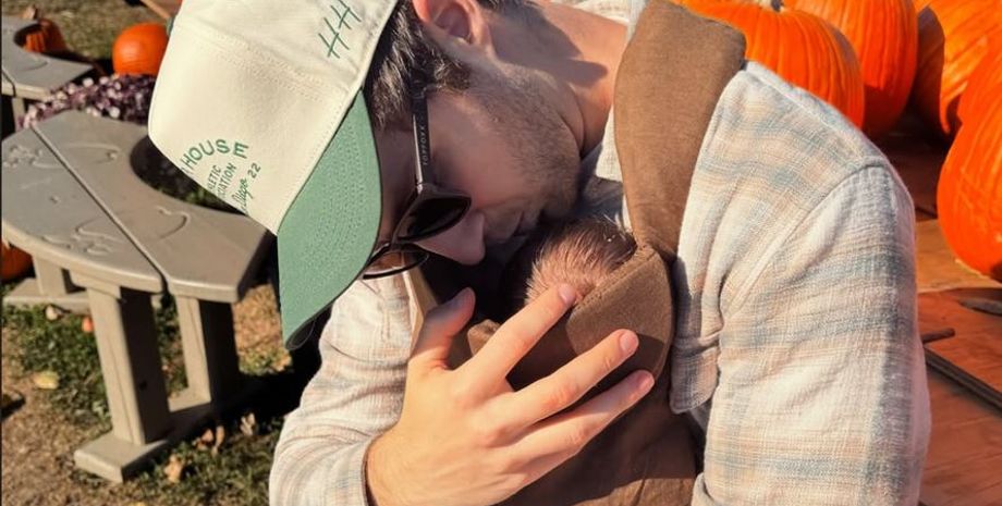 Отец поменял ребенку подгузник и стал звездой социальных сетей, интересные истории, приколы, странные случаи