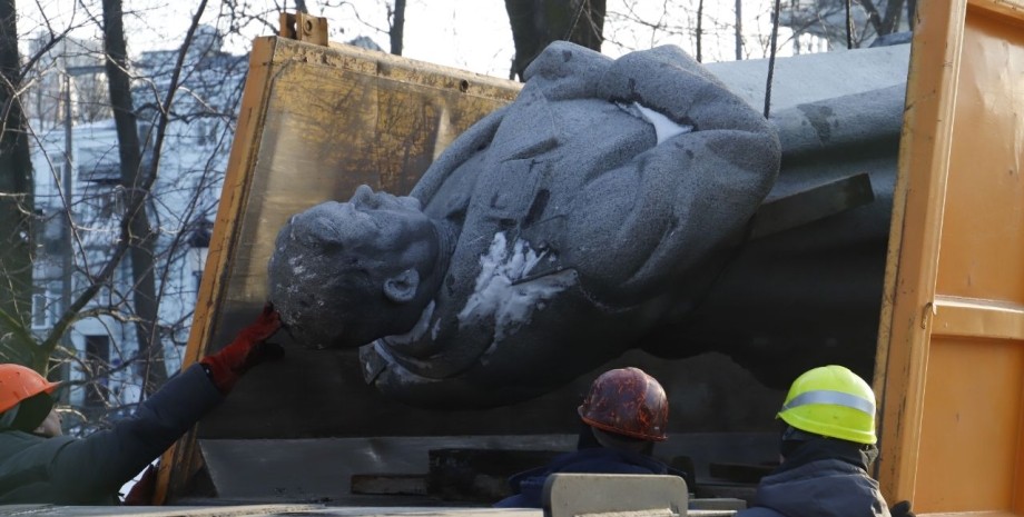 Демонтаж пам'ятника Ватутіну