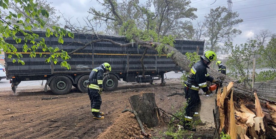 Синоптики предупреждают о шквалах и дождях на следующие дни: в каких регионах будет непогода (фото)