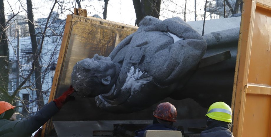 Демонтаж пам'ятника Ватутіну