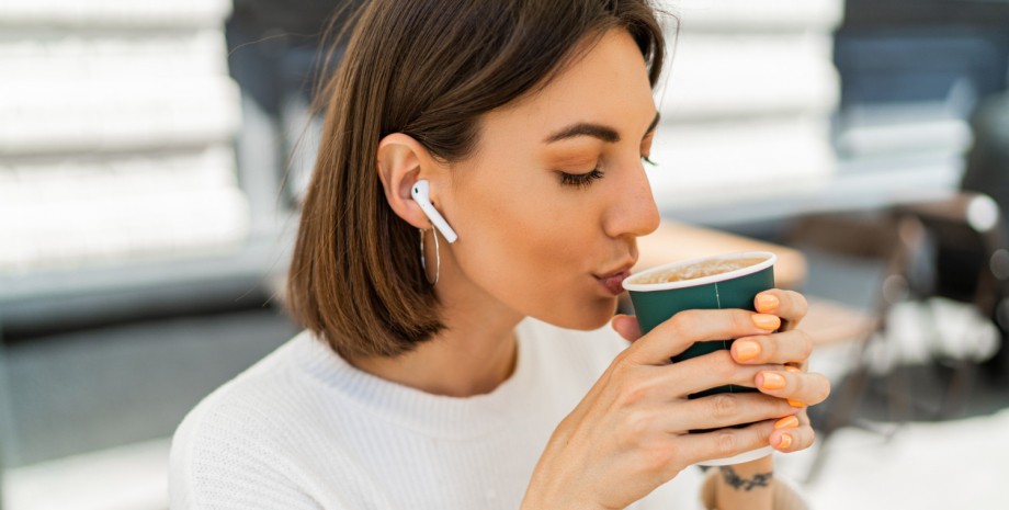 Девушка со стаканом кофе Девушка пьет кофе