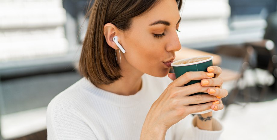 Девушка пьет кофе