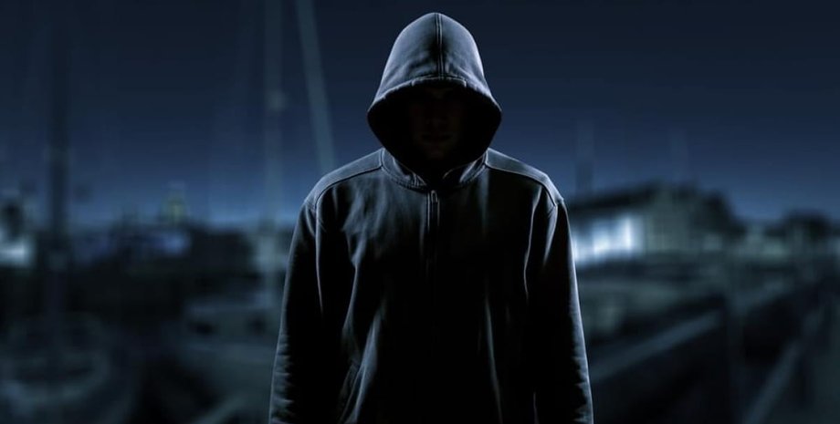 у Києві з'явився маніяк з блакитним волоссям На Оболоні у Києві маніяк нападає на жінок з молотком