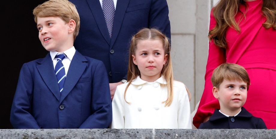 Принц Джордж, принцеса Шарлотта та принц Луї Принц Джордж, принцеса Шарлотта, принц Луї, королівська сімʼя, кейт міддлтон, принц вільям, школа ламбрук