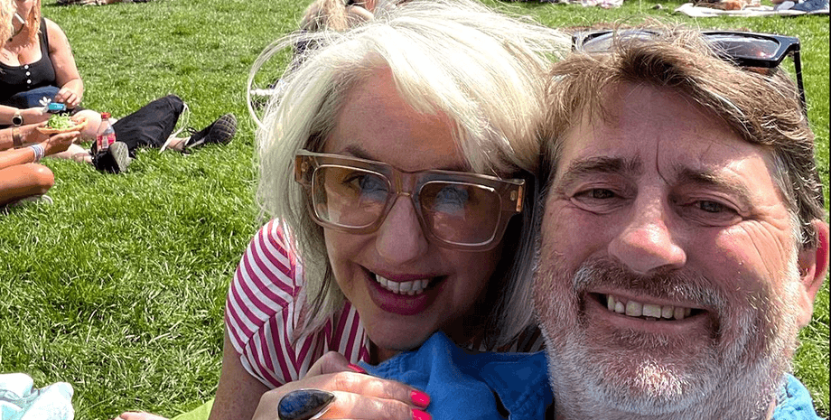 Ирландская пара Маргерит и Оливер улыбаются на пикнике во время путешествия, организованного через обмен жильем