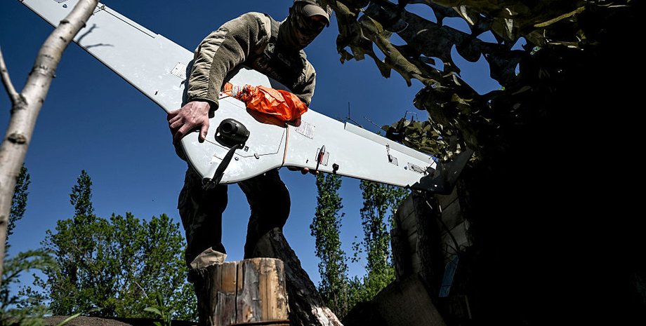 Український військовий тримає дрон