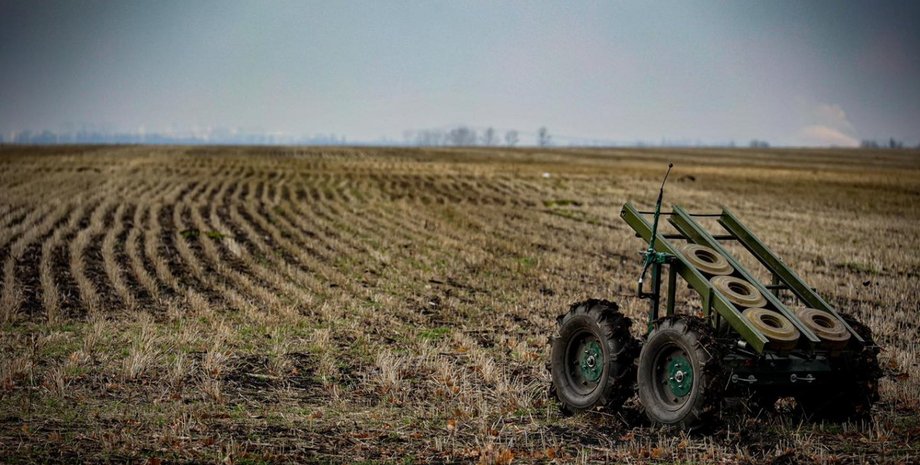 наземный беспилотник на поле
