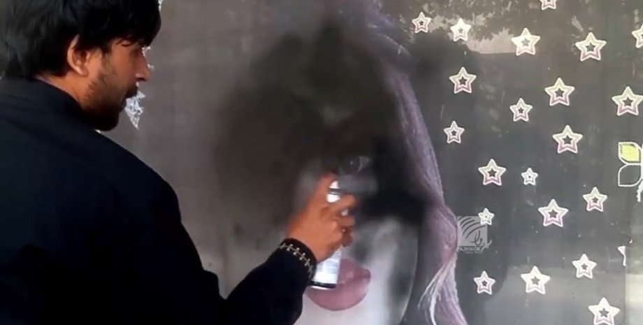 В Кабуле массово закрашивают фотографии женщин