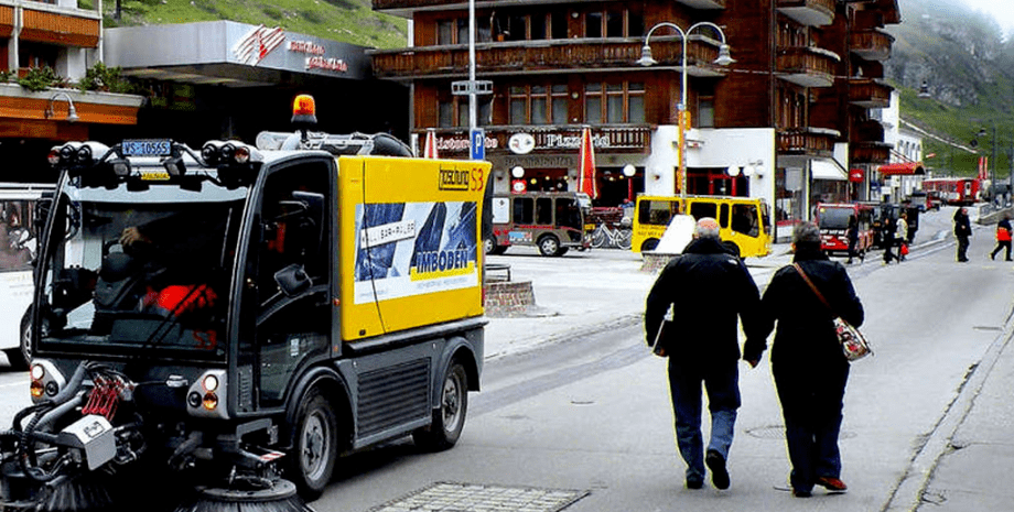 Місто без авто, маленький автобус, автобус, місто без машин, громадський транспорт, одна дорога, курорт в Альпах,
