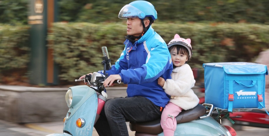 Курьер в Китае с ребенком за спиной Курьер, Китай, ребенок, скутер