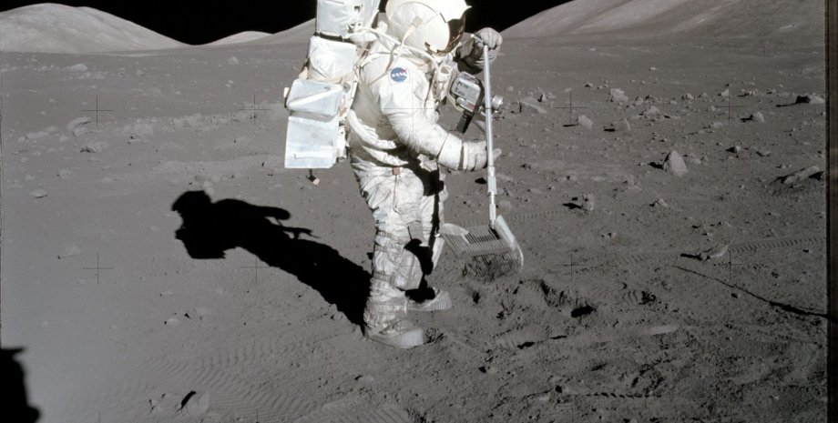 Астронавт миссии Аполлон-17 Харрисон Смит берет пробу лунного грунта 11 декабря 1972. NASA
