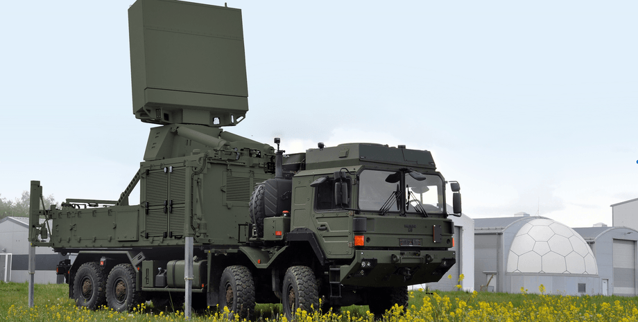 РЛС TRML-4D біля ангарів