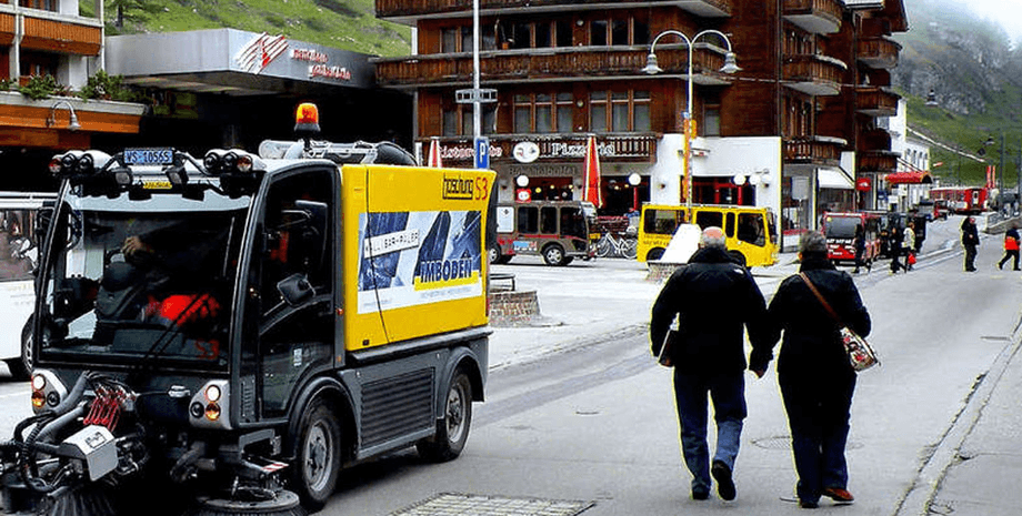 Місто без авто, маленький автобус, автобус, місто без машин, громадський транспорт, одна дорога, курорт в Альпах,