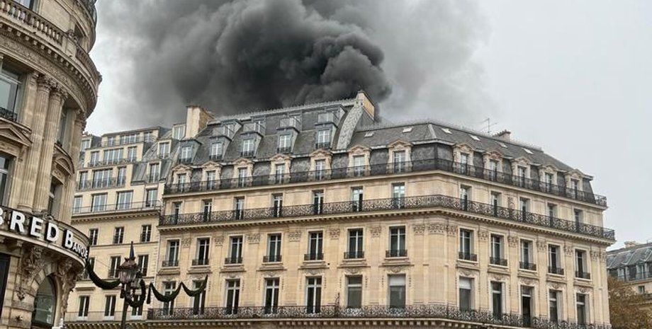У Парижі спалахнула пожежа