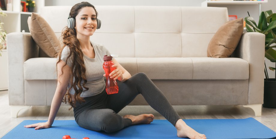 Девушка на коврике