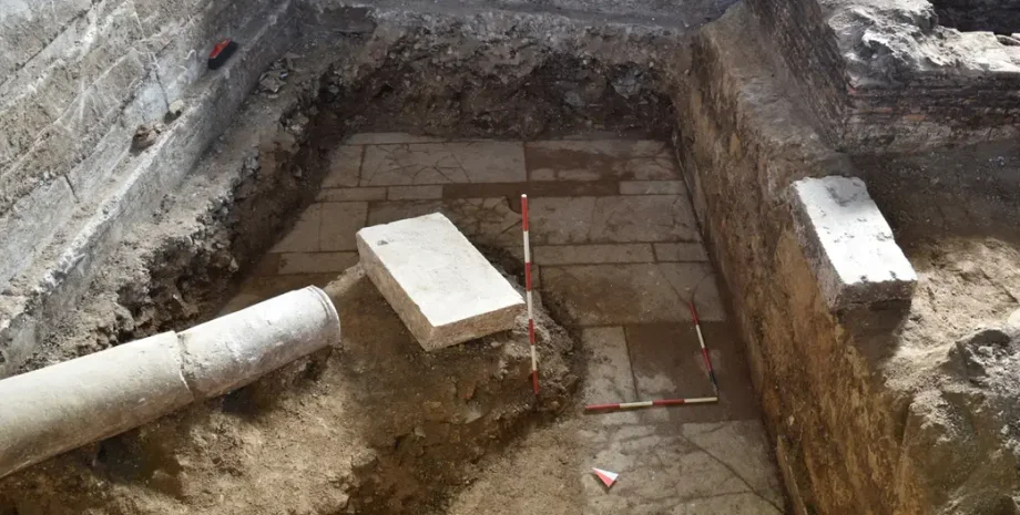 археологія, археологи, розкопки, відкриття, колонія, римляни, басейн, статуя, божество, Артеміда, Італія, місто, музей