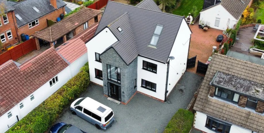 Дом, который бросили строители, был завершен другой компанией Частный дом в Великобритании после завершения работ, которые пришлось переделывать из-за строительного мошенничества