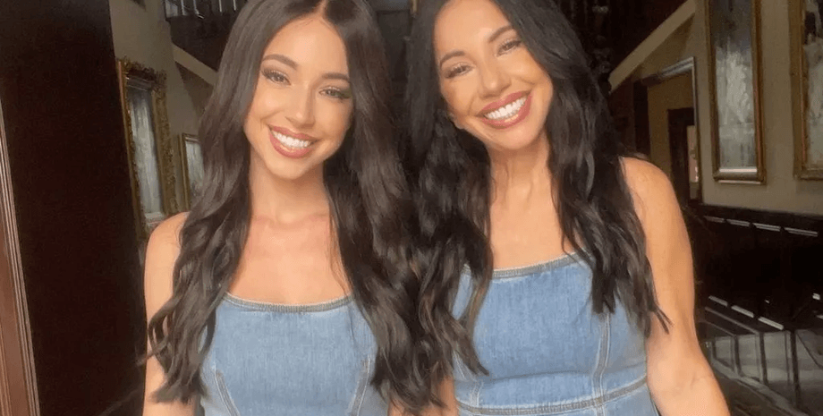 Мать и дочь, похожая внешность, разница в возрасте, как две капли воды, выглядит как сестра, одинаковая одежда, молодая внешность