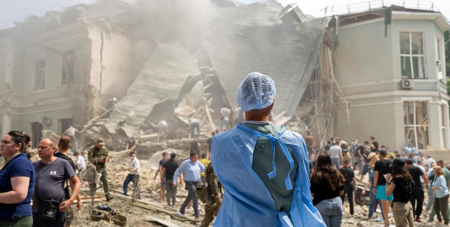 Последствия ракетного удара по "Охматдету"